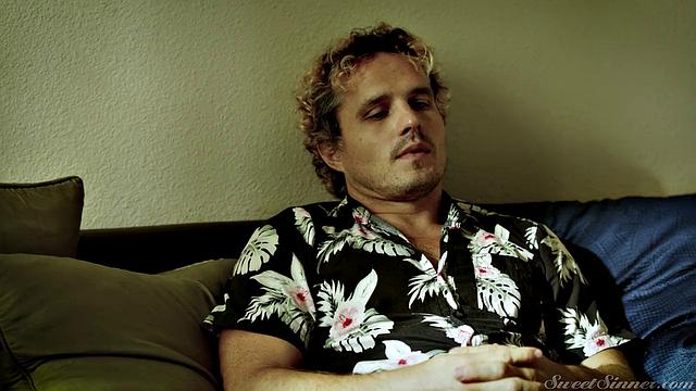 Смотри, как Vanessa Sky страстно трахается с Nathan Bronson и получает глубокий минет в спальне.