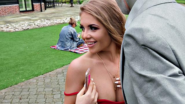 Александра Джейн с шикарной грудью соблазняет уличного артиста и скачет на члене