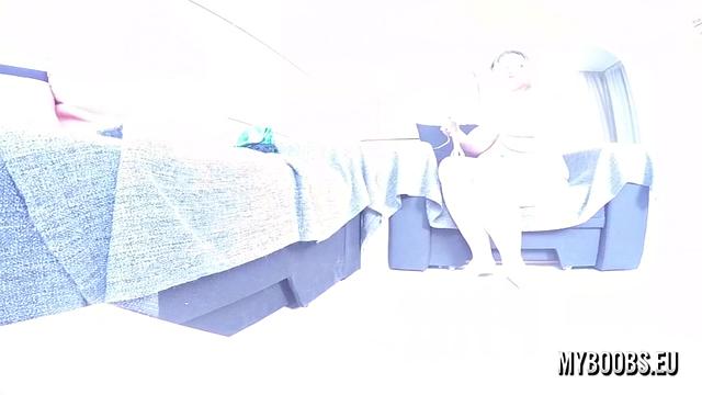 Соблазнительная брюнетка дразнит и ласкает себя, позируя перед камерой