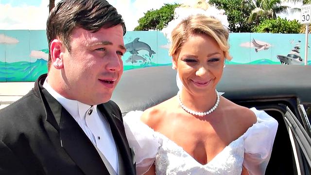 невеста в очках трахается по жёсткому прямо перед свадьбой