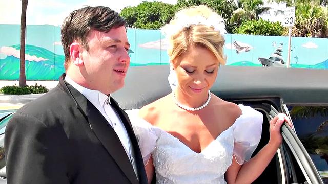 невеста в очках трахается по жёсткому прямо перед свадьбой