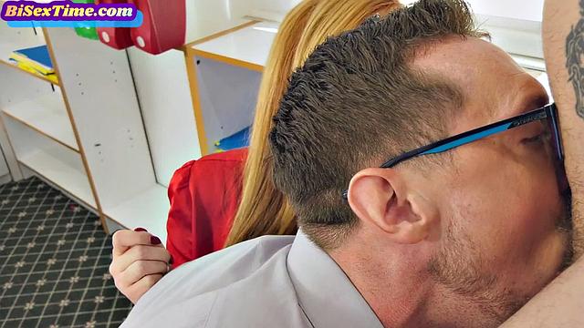 Рыжая зрелая с большими сиськами трахается с парнем и девушкой в тройничке би после минета.