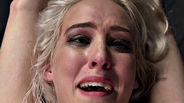 господин жёстко хлещет плетью ноги и тело подчинённой