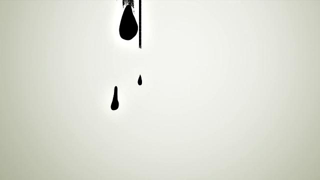 загорелая красотка трахается игрушками в рот и киску