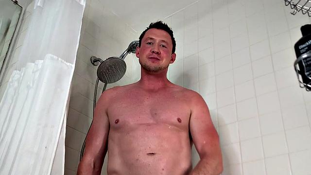 чёрный красавчик дрочит в ванной и шутит над собой