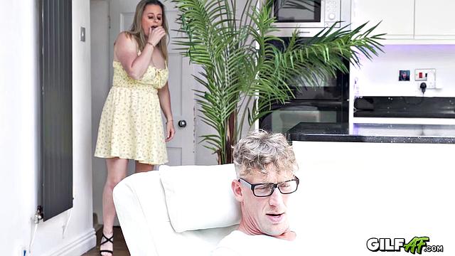 Пышная бабуля застукала ловеласа и сама с ним перепихнулась, а камера всё сняла с юмором и огоньком.