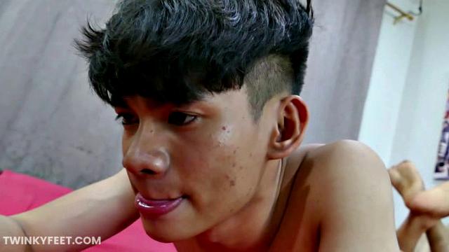 When Felix finds himself alone he likes to play a porn video on his phone and have a good wank. Felix has a foot fetish and loves to get bare foot and jerk off. Today we find him in his room with bare feet and ready to wank.