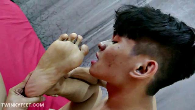 When Felix finds himself alone he likes to play a porn video on his phone and have a good wank. Felix has a foot fetish and loves to get bare foot and jerk off. Today we find him in his room with bare feet and ready to wank.