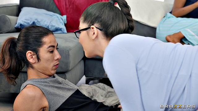 Пышная Лайла Ласт находит страсть с парнем сестры прямо на вечеринке, скрываясь в спальнике и доводя до бурного секса в уединении.