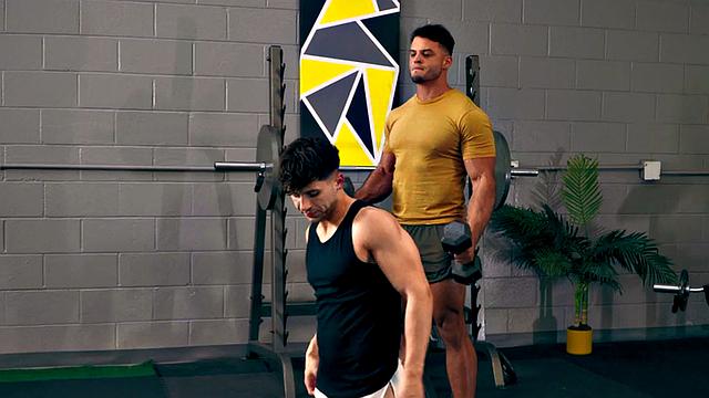 накачанные парни не сдерживают страсть в спортзале после тренировки