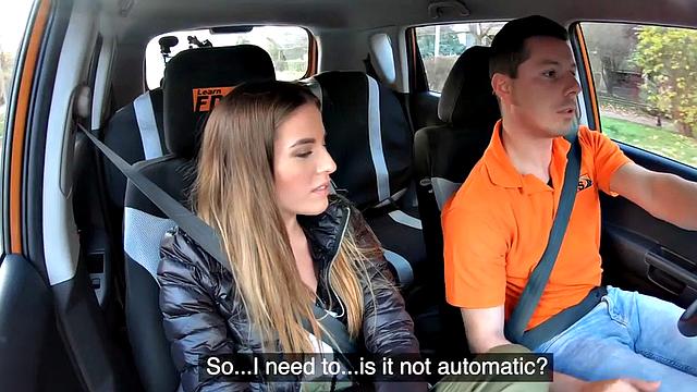 жаркий трах в такси, мокрая киска