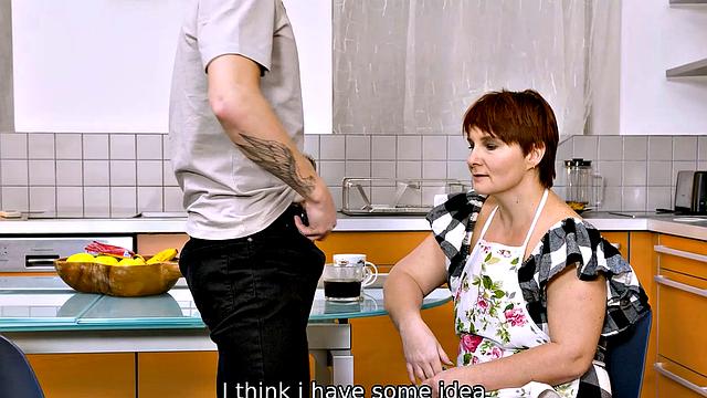 пышная зрелая рыжая соблазняет прямо на кухне