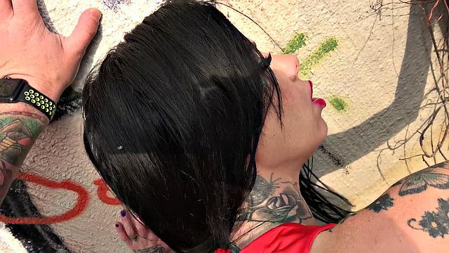 татуированная брюнетка в красном берет по жёсткому на природе в каблуках