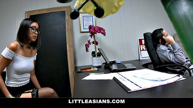 смотри, как азиатская красотка жарко проходит кастинг