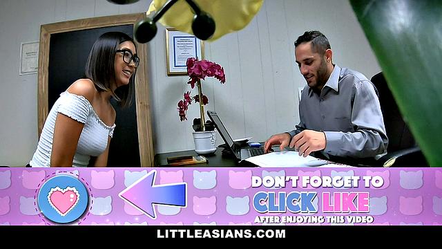 смотри, как азиатская красотка жарко проходит кастинг