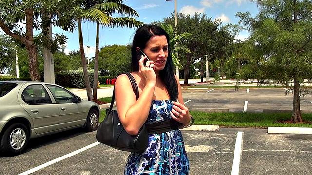 никки выгуляла лысую киску и пальчики - парковка уже не важна