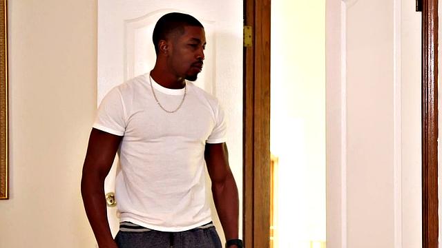 Пышная чернокожая подруга в белье трахается с парнем