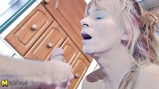 похотливая жена готовит ужин и сосёт, мультизадачность по-взрослому