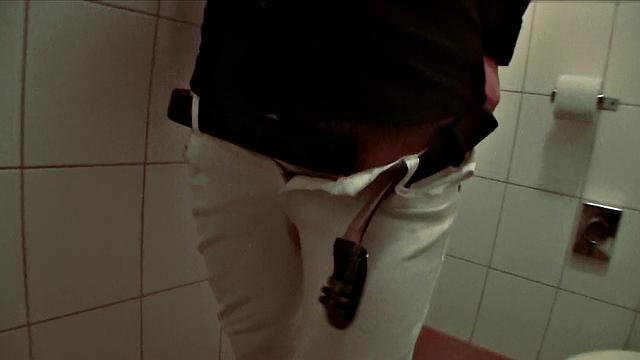 парам попался агент - засосал в туалете, выплюнула сперму с улыбкой