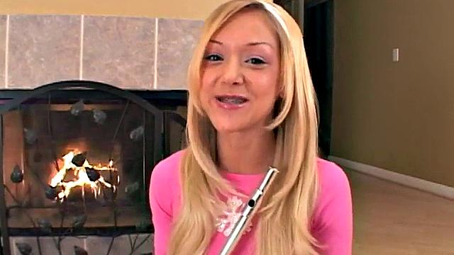 Lexy мастурбирует флейтой и кайфует от необычного удовольствия в pov формате.