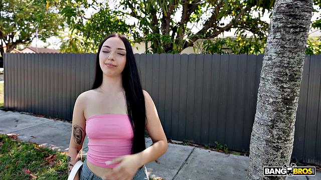 Скарлетт Роузвуд катается на автобусе и умоляет о жестком анале от Treyy Vunt'a.