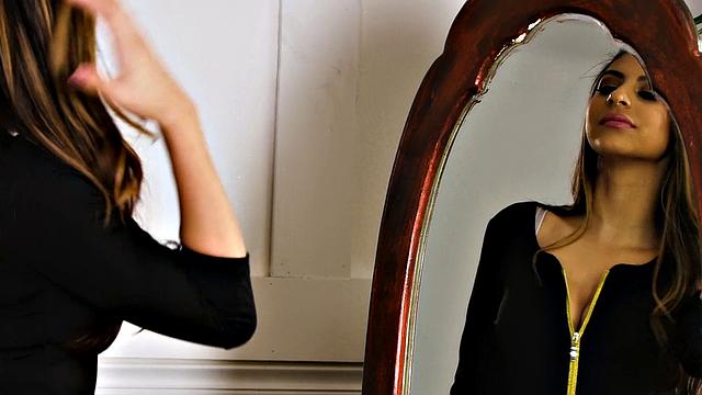 Нина Норт раздевается и ласкает себя в спальне на кровати