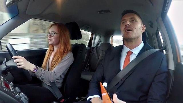 бешеная рыжая в очках - инструктор трахает на автосдаче