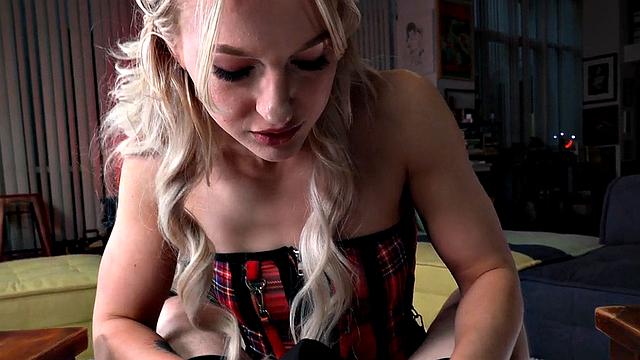 татуированная красотка медленно натирает член сиськами и разгоняет рукой