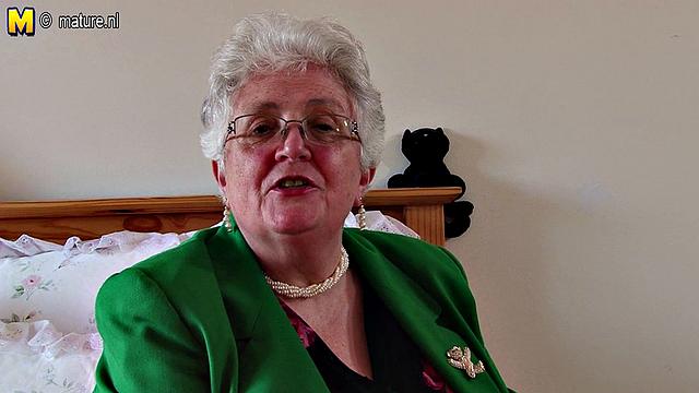 зрелая с огромными сиськами жёстко трахается