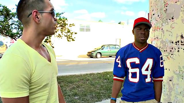 проколотый парень в очках получает жесткий анальный трах от черного красавца