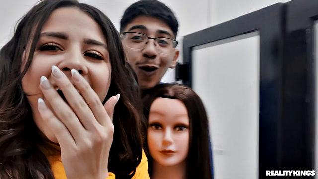 Кайли Рокет и Оливия Джей устраивают секс в туалете клуба, к ним присоединяется Диего Перес и трахается с обеими на полу.