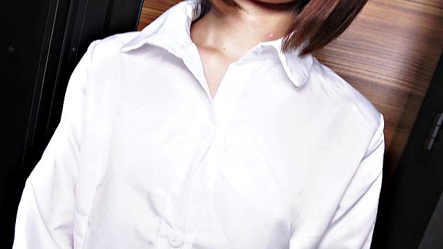 Асука Судзумура в офисной юбке мечтает о плотной начинке