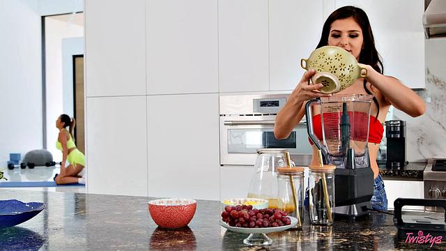 Николь Доши и Лия Готти: страстный секс после йоги на кухне, обе лижут друг другу киски на столе и кайфуют от сока на груди.