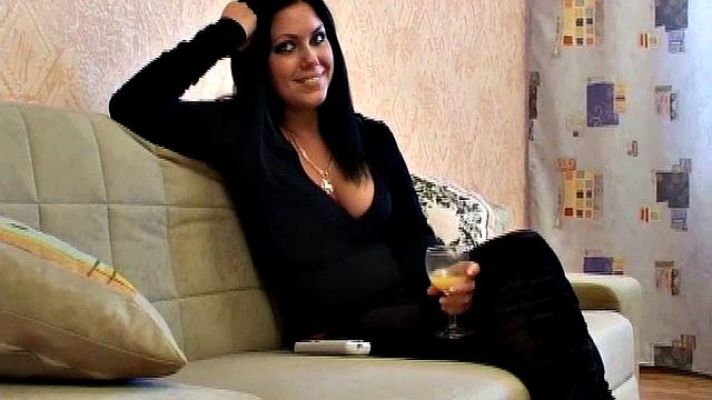 Анжела скачет на члене на диване и доводит себя до оргазма