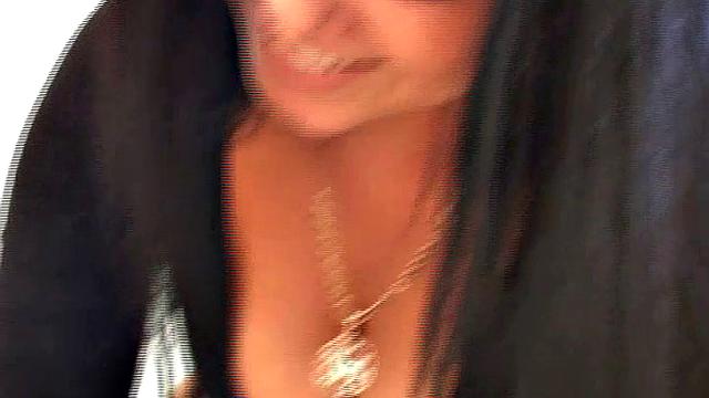 Анжела скачет на члене на диване и доводит себя до оргазма