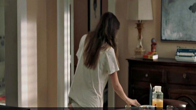 дакота джонсон соблазняет в мокрой ванне