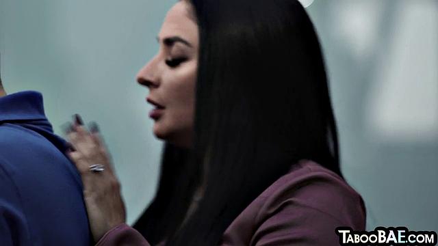 Big-ass babe hardcore cockriding cock