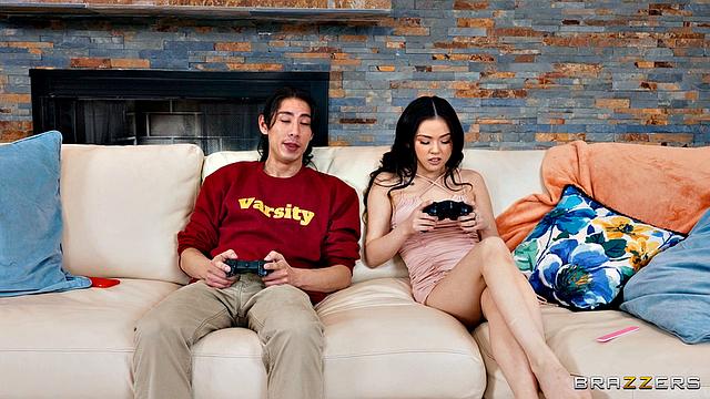 Лулу Чу сводит с ума двух соседей, страсть кипит в доме