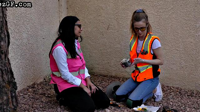 силовая лесби-заруба: большая грудь и подруга на ножницах