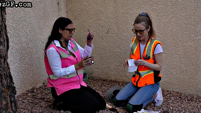силовая лесби-заруба: большая грудь и подруга на ножницах