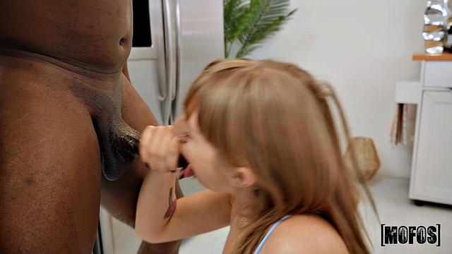 Angel Youngs и Thrill пекут горячий пирог, но вместо начинки - член и язычок, вот такой рецепт для любителя бубенцов.