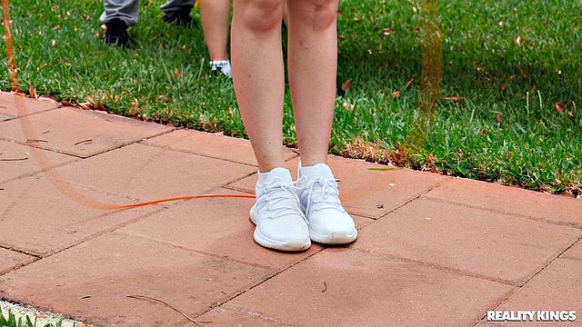 спортивная малышка с фиолетовыми волосами сосет на беговой дорожке