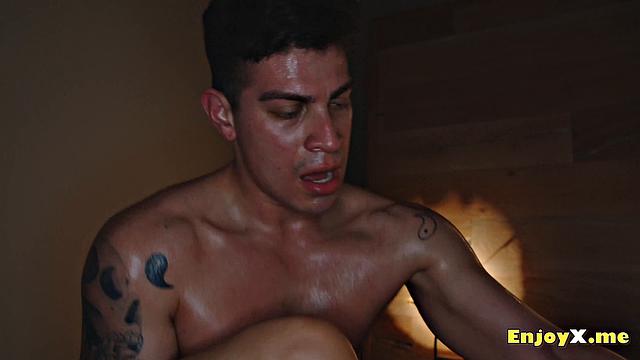 Рыжая пара жарко трахается на диване, минет и по-собачьи