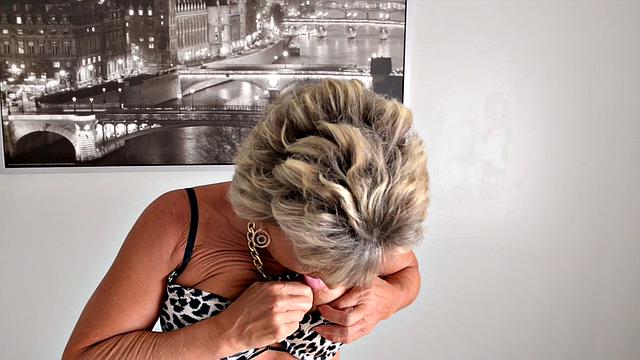 Констанс мастурбирует и доказывает: зрелость - это кайф