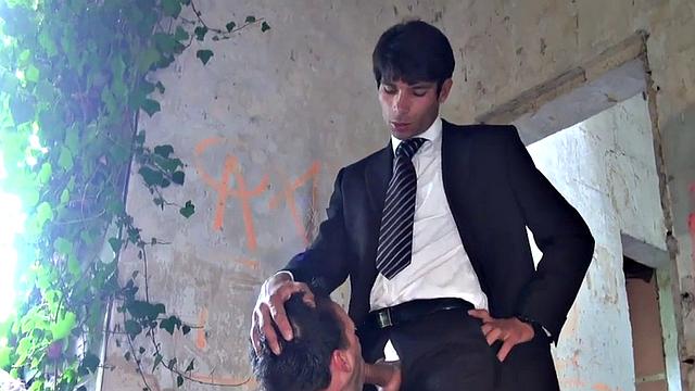 жесткий топ в костюме трахает бодрого пассива в джокстрепе на улице