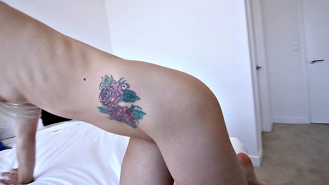 блондинка в очках сосёт и скачет на члене на кровати