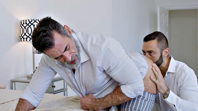 Gorgeous Daddy Dicks Down Muscle Hunk - Drew Valentino, Lawson Jam