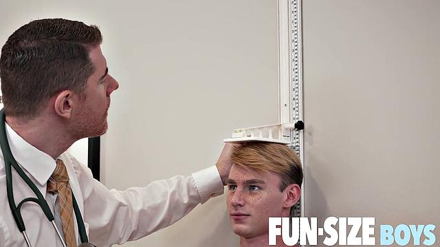 доктор трахает двоих парней без гондона в офисе