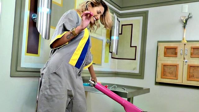 TS Bella Atrix Couldn't Resist