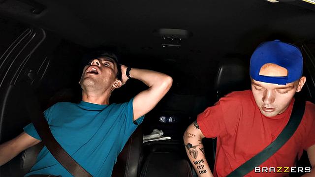 Алексис Фокс заманила молодых в особняк и устроила урок уважения со смехом и развратом в спальне на двоих с Жорди и Джошуа.